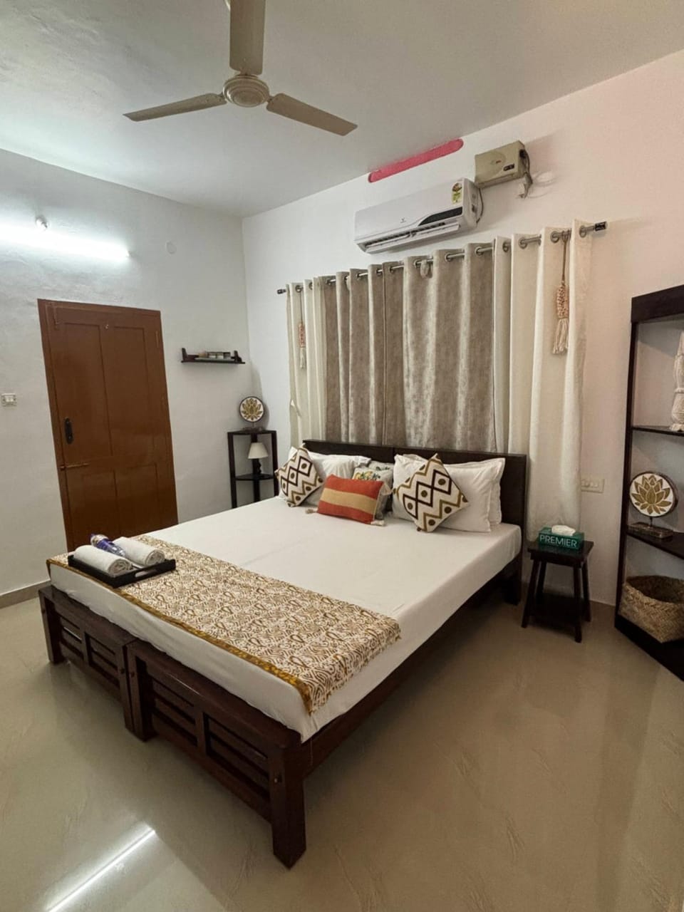 Bed, Photo of the whole room, Bedroom, air conditioner