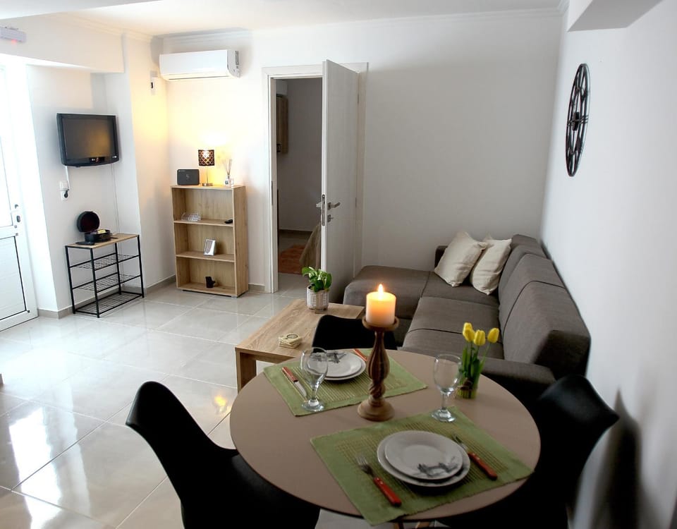 TV and multimedia, Living room, Seating area, Dining area