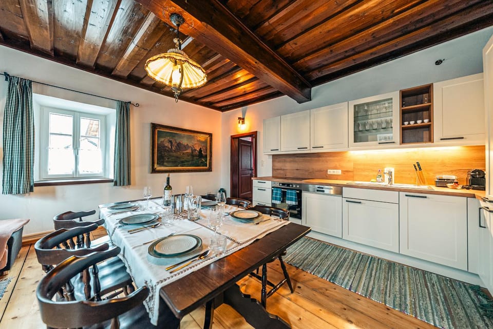 Kitchen or kitchenette, Dining area