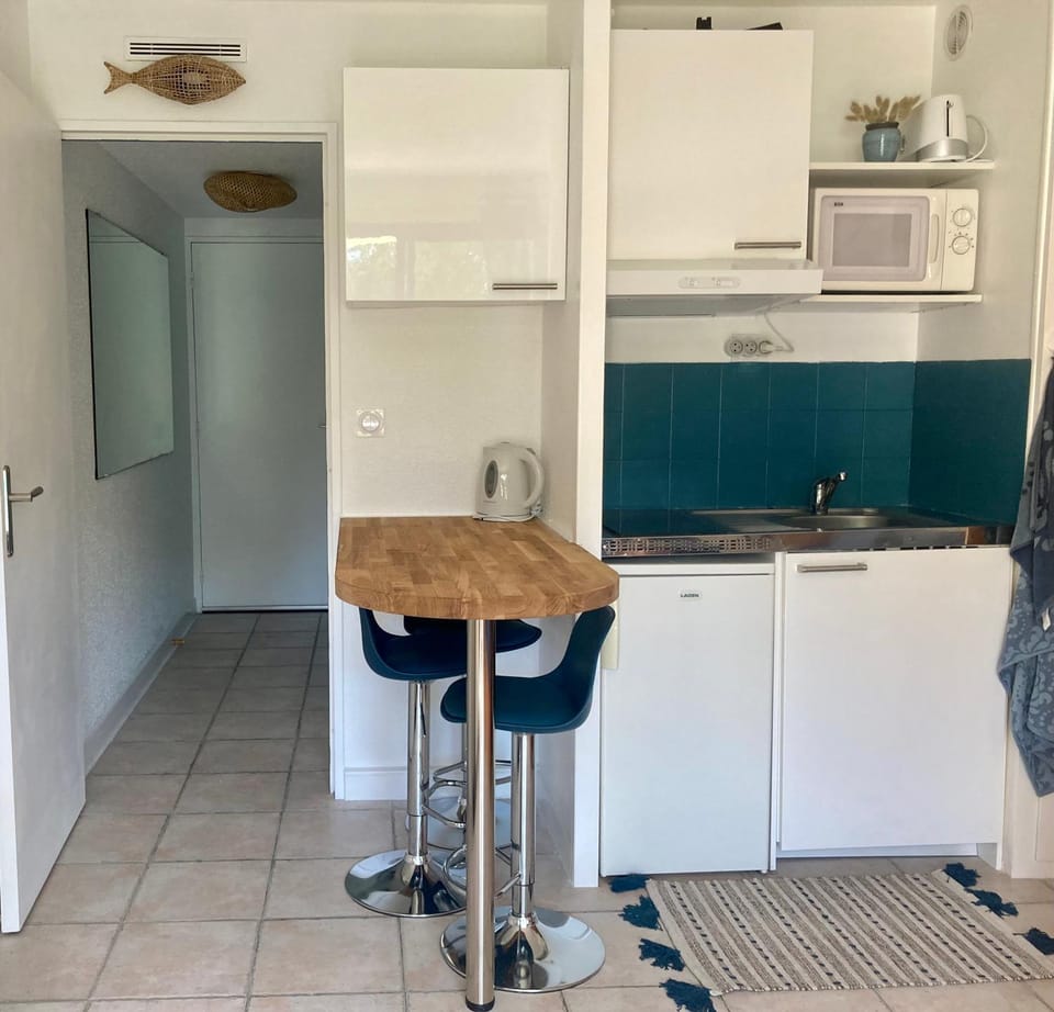 Kitchen or kitchenette, minibar, stove