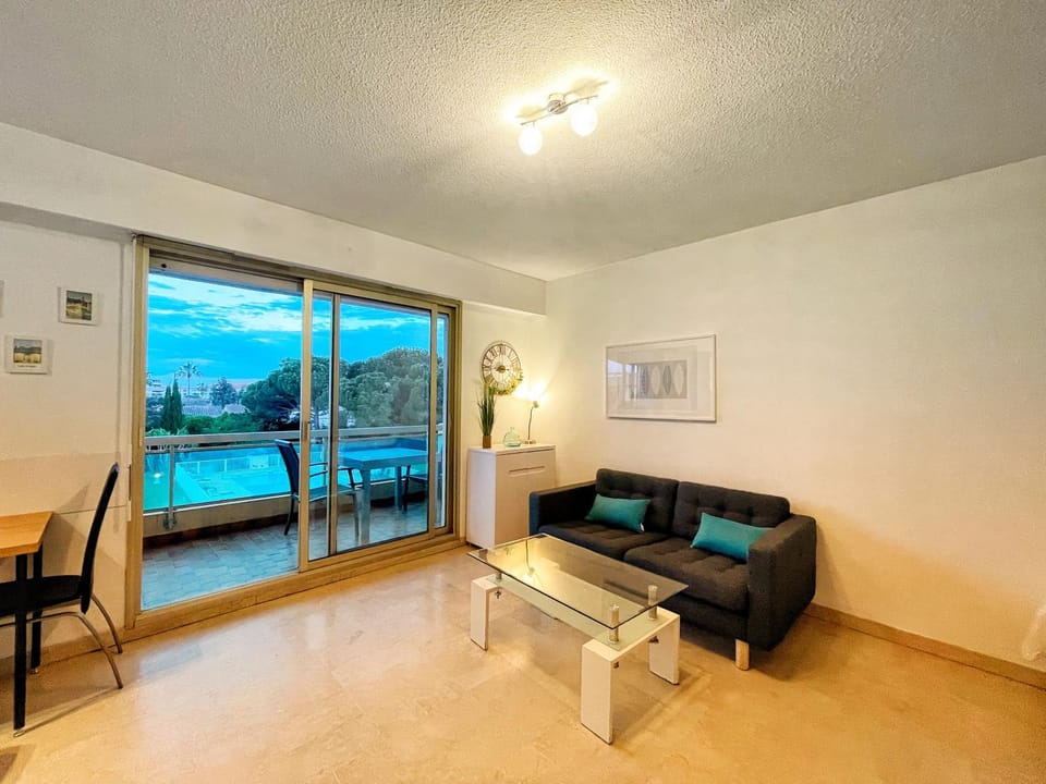 Seating area, Pool view