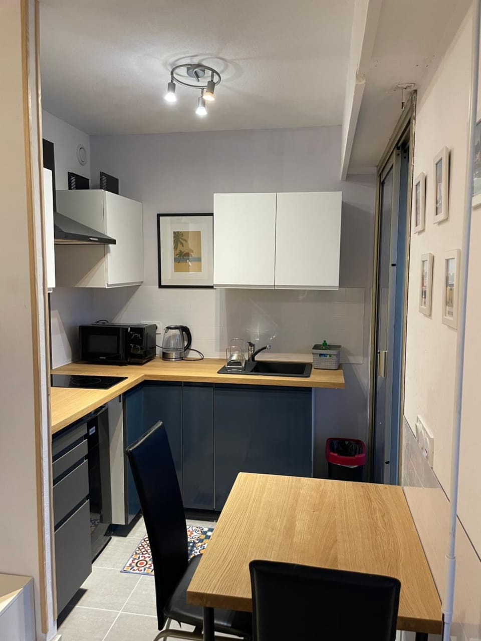 Kitchen or kitchenette, Dining area, minibar, toaster