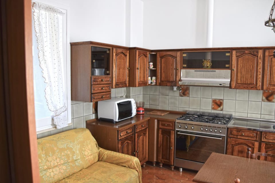 Kitchen or kitchenette, Living room, Dining area, pet friendly, stove, toaster