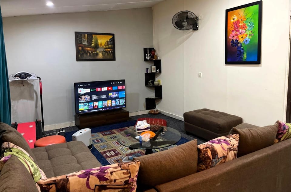 Communal lounge/ TV room, TV and multimedia, Living room, Seating area, Evening entertainment