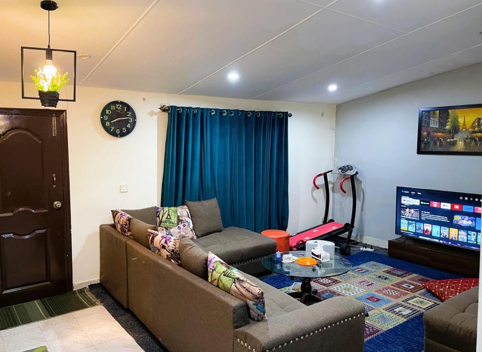Communal lounge/ TV room, TV and multimedia, Living room, Seating area