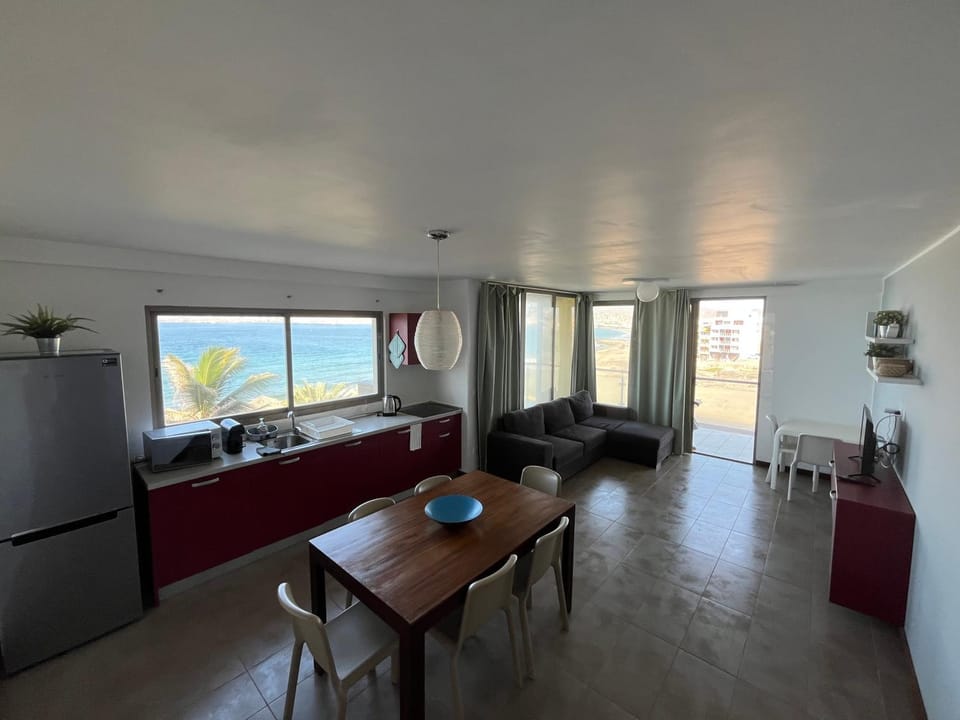 Kitchen or kitchenette, Seating area, Dining area