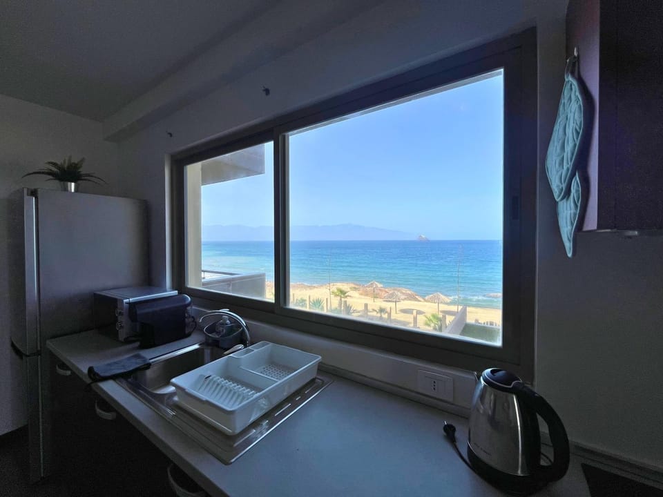 Kitchen or kitchenette, Sea view