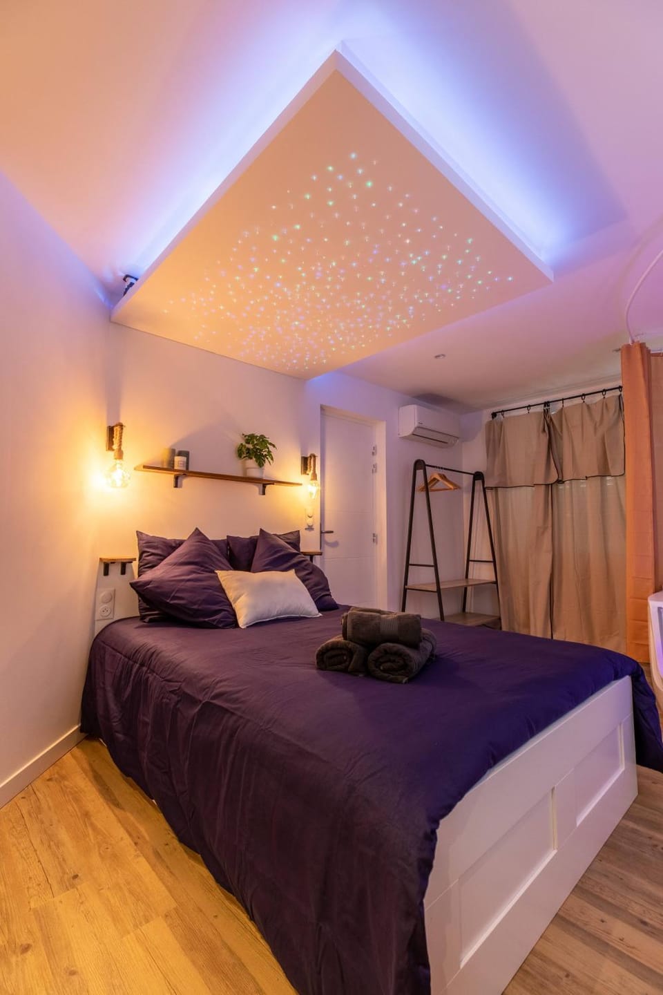 Bed, Photo of the whole room, Bedroom, wardrobe