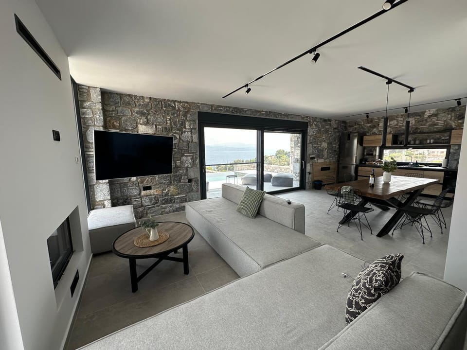 TV and multimedia, Living room, Seating area, Dining area