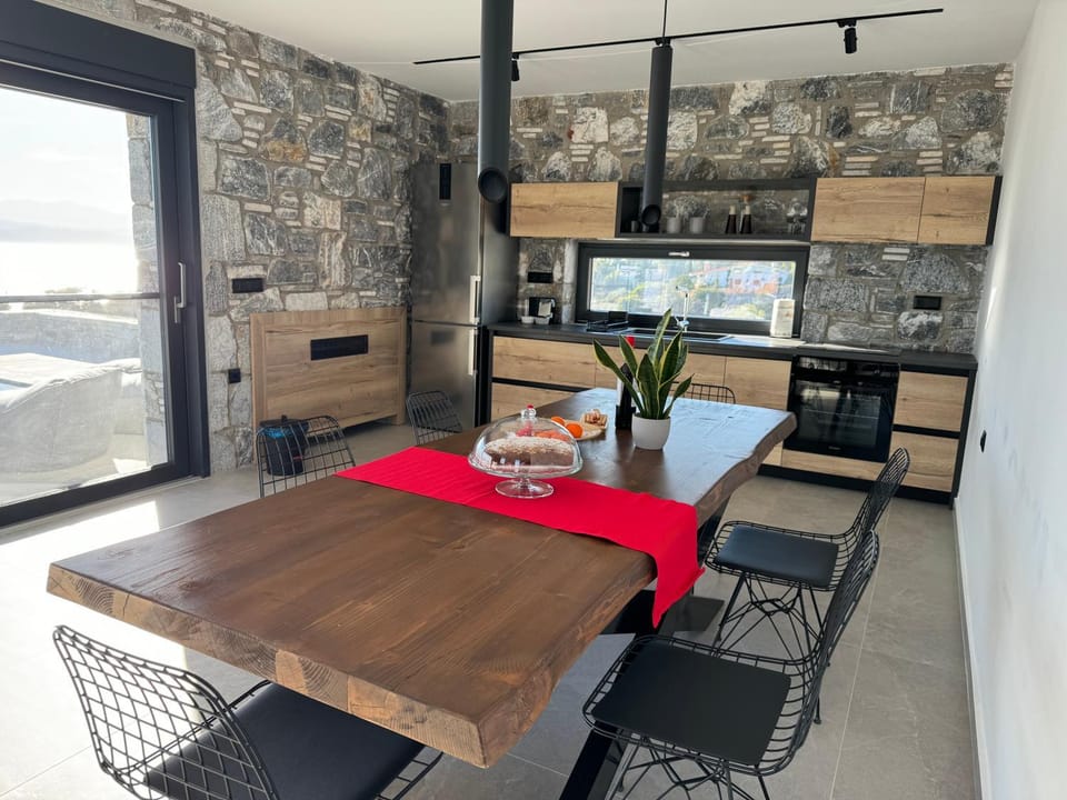Dining area, kitchen