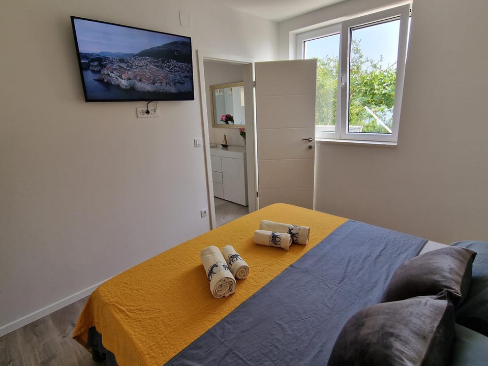 TV and multimedia, Bedroom, towels