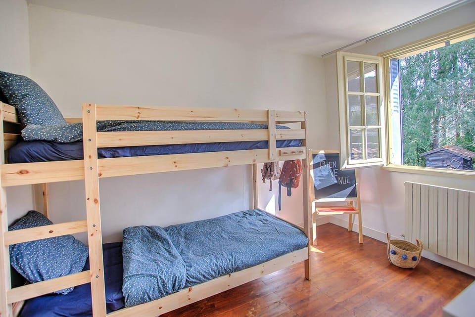 Photo of the whole room, Bedroom, bunk bed