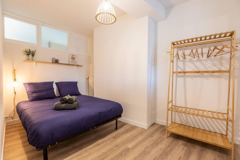 Photo of the whole room, Bedroom, storage, towels