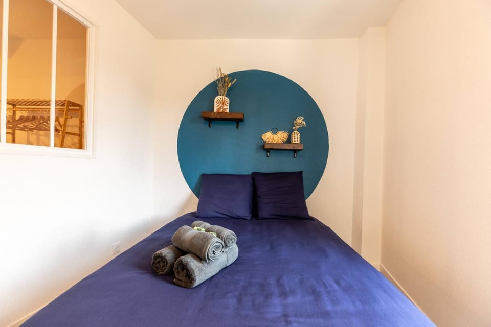 Bed, Photo of the whole room, Bedroom, storage, towels