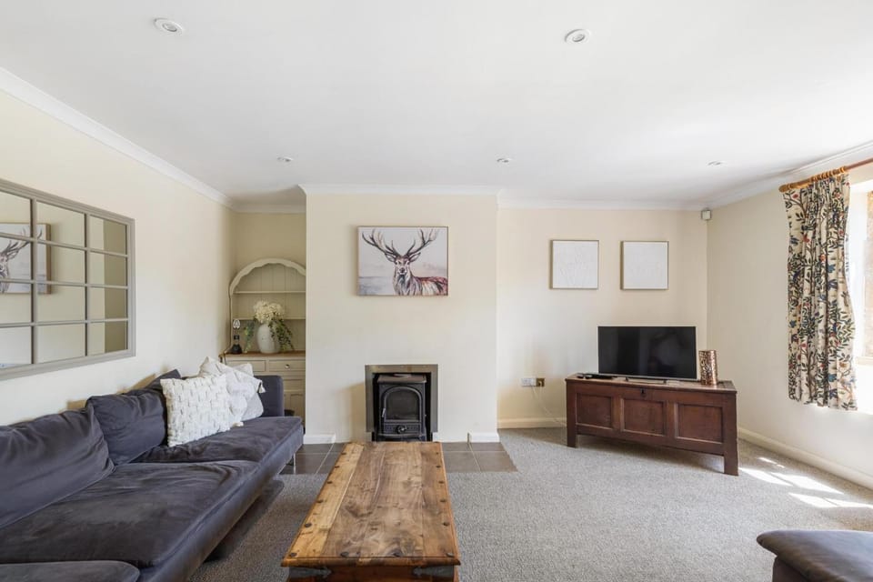 Communal lounge/ TV room, TV and multimedia, Living room, Seating area, Evening entertainment