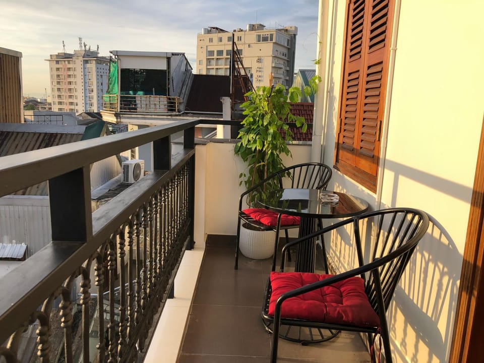 View (from property/room), Balcony/Terrace, City view