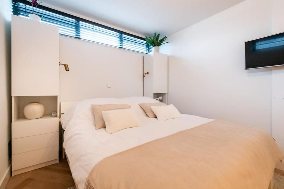 Beautiful Amstel houseboat Apartment in Amsterdam