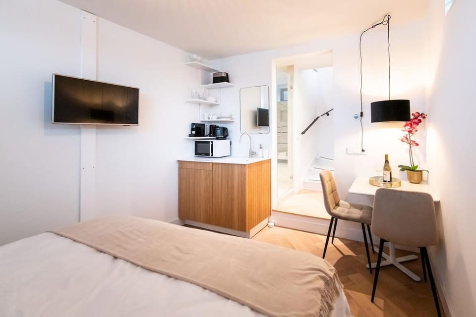 Beautiful Amstel houseboat Apartment in Amsterdam