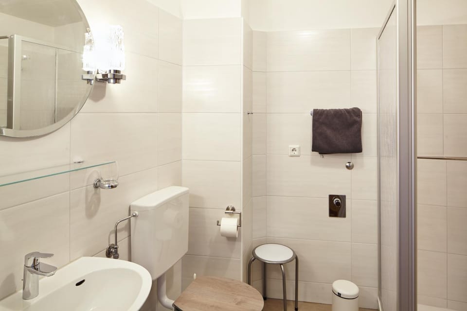 Shower, Toilet, Bathroom, towels