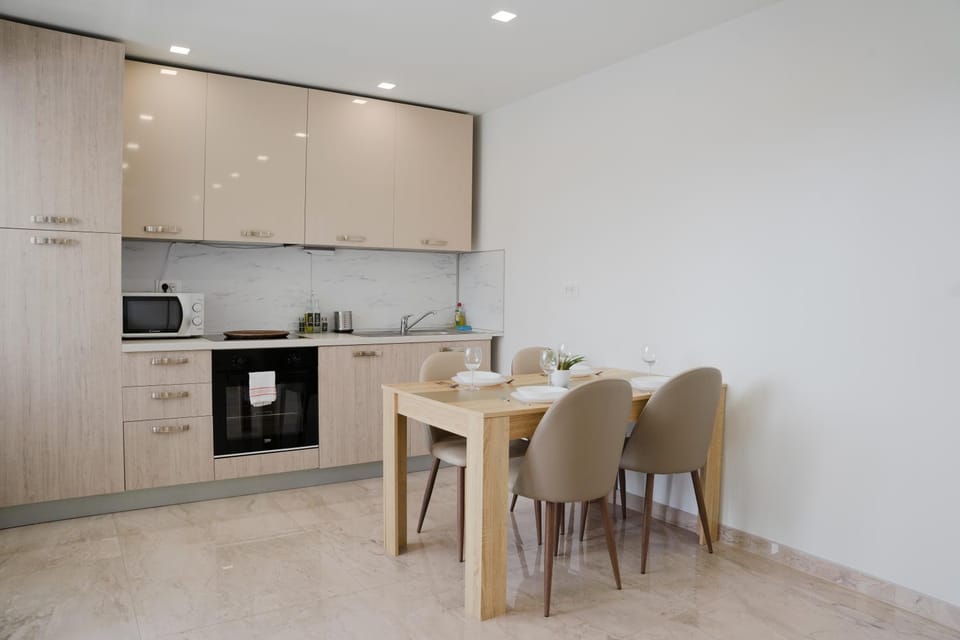 Dining area, kitchen