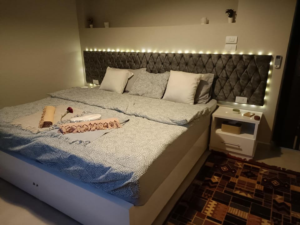 Bed, Photo of the whole room, Bedroom, towels