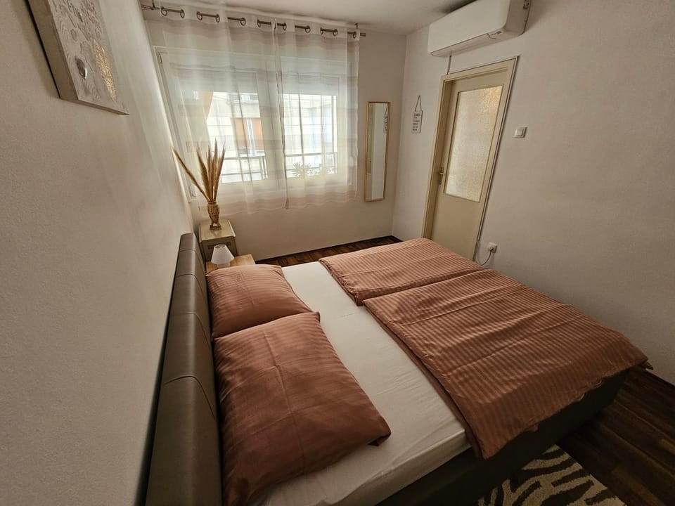 Bed, Bedroom, air conditioner