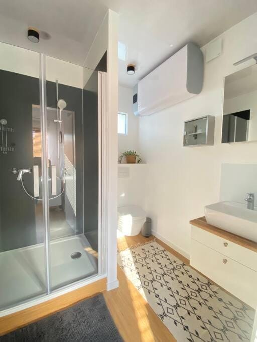 Shower, Bathroom, towels