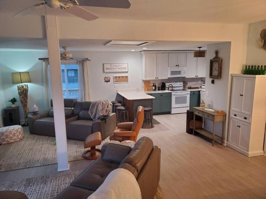 Kitchen or kitchenette, Living room, fireplace