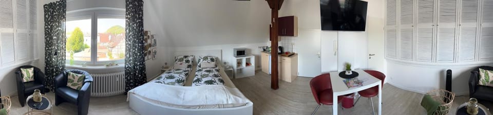 Bed, TV and multimedia, Photo of the whole room, Bedroom, towels