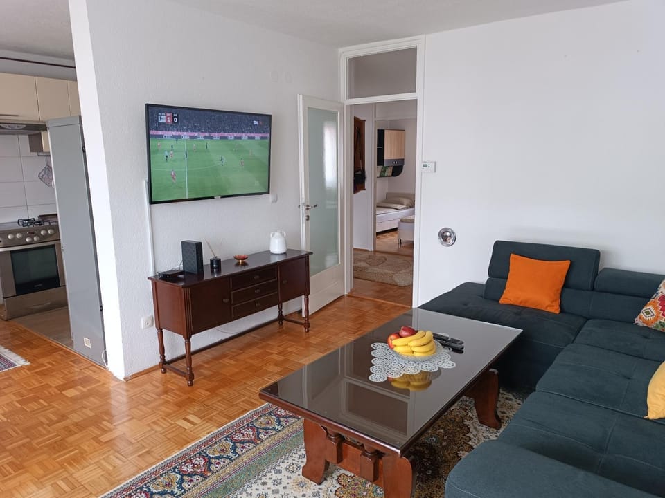 Communal lounge/ TV room, TV and multimedia, Living room, Evening entertainment