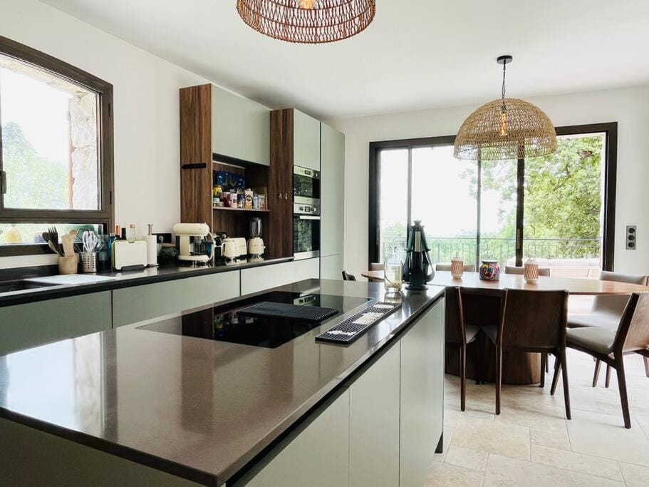 Coffee/tea facilities, Kitchen or kitchenette, Dining area, minibar, pet friendly, stove
