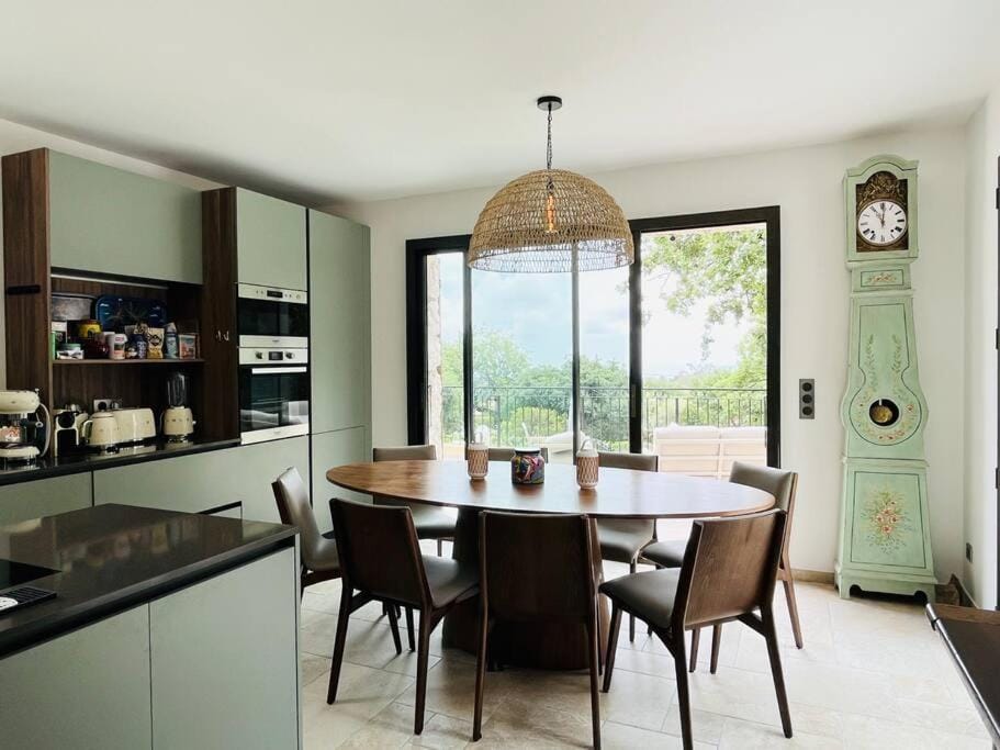 Coffee/tea facilities, Kitchen or kitchenette, Dining area, pet friendly, stove