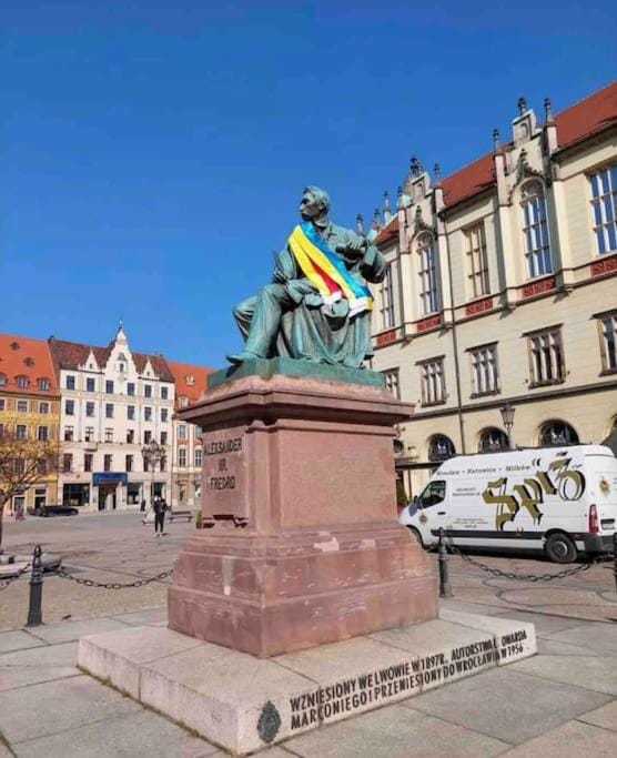 Nearby landmark, Landmark view
