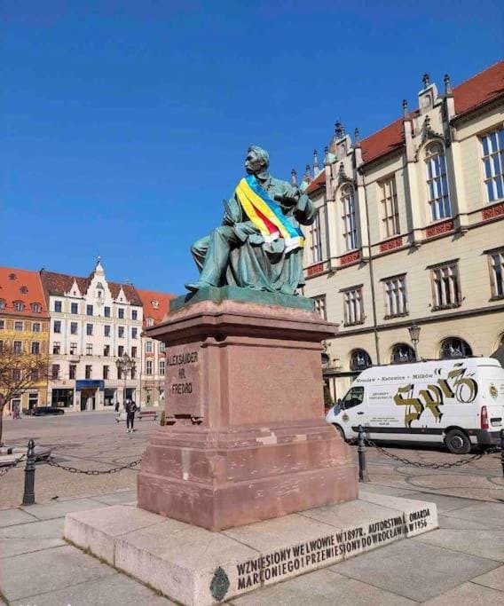 Nearby landmark, Landmark view