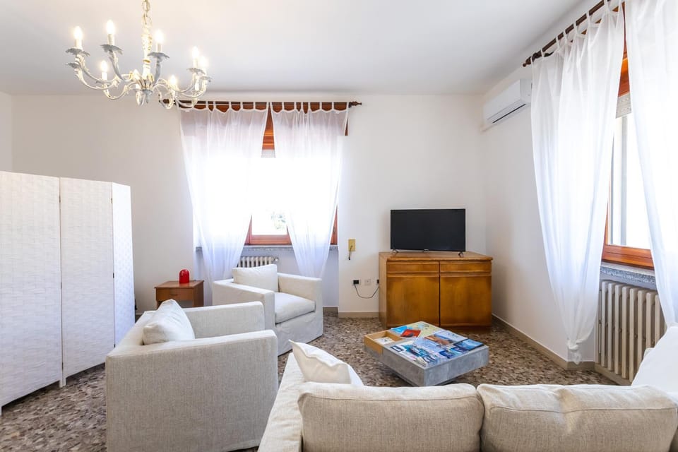 Communal lounge/ TV room, Bed, Living room, heating, air conditioner