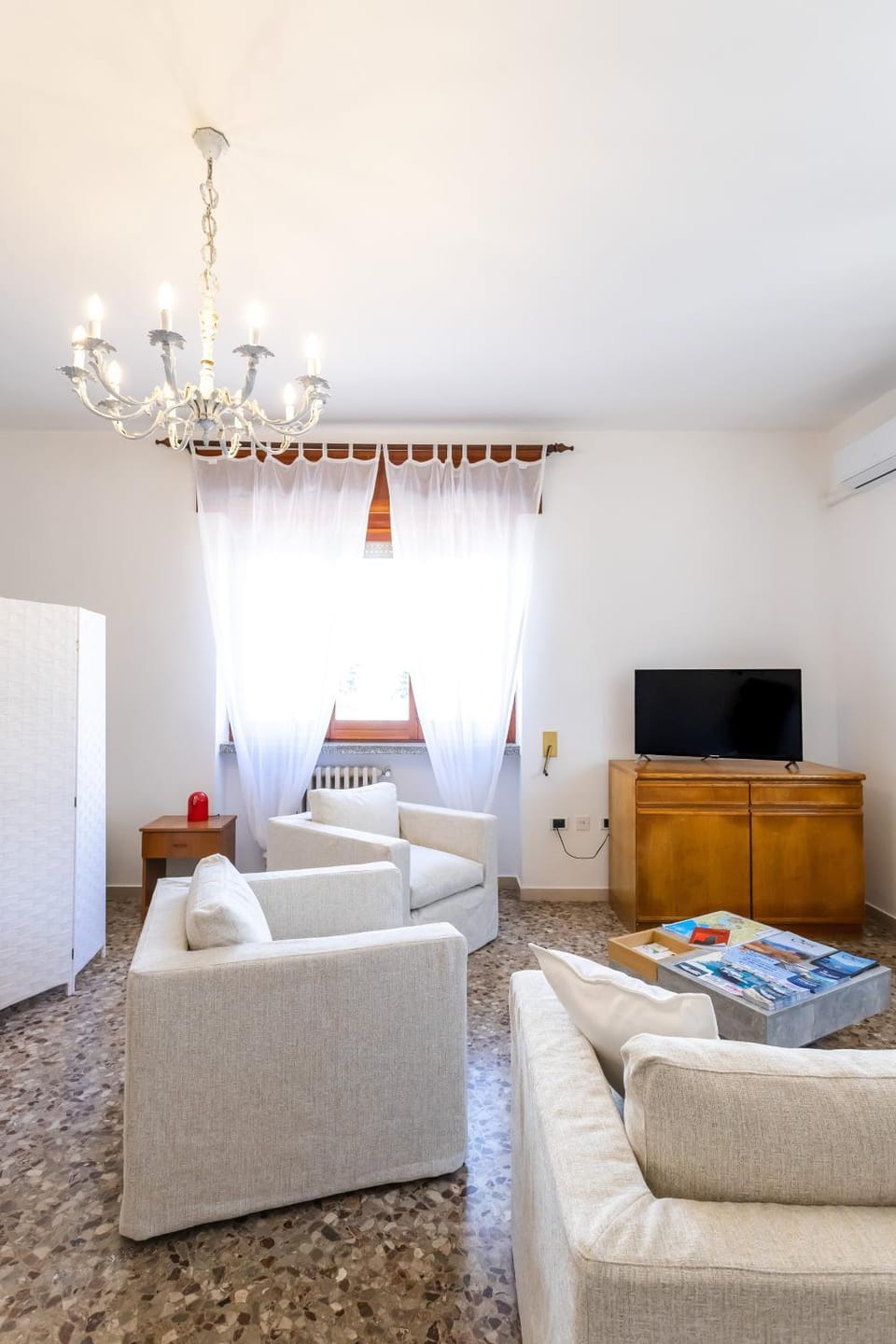 Communal lounge/ TV room, Bed, Living room, air conditioner