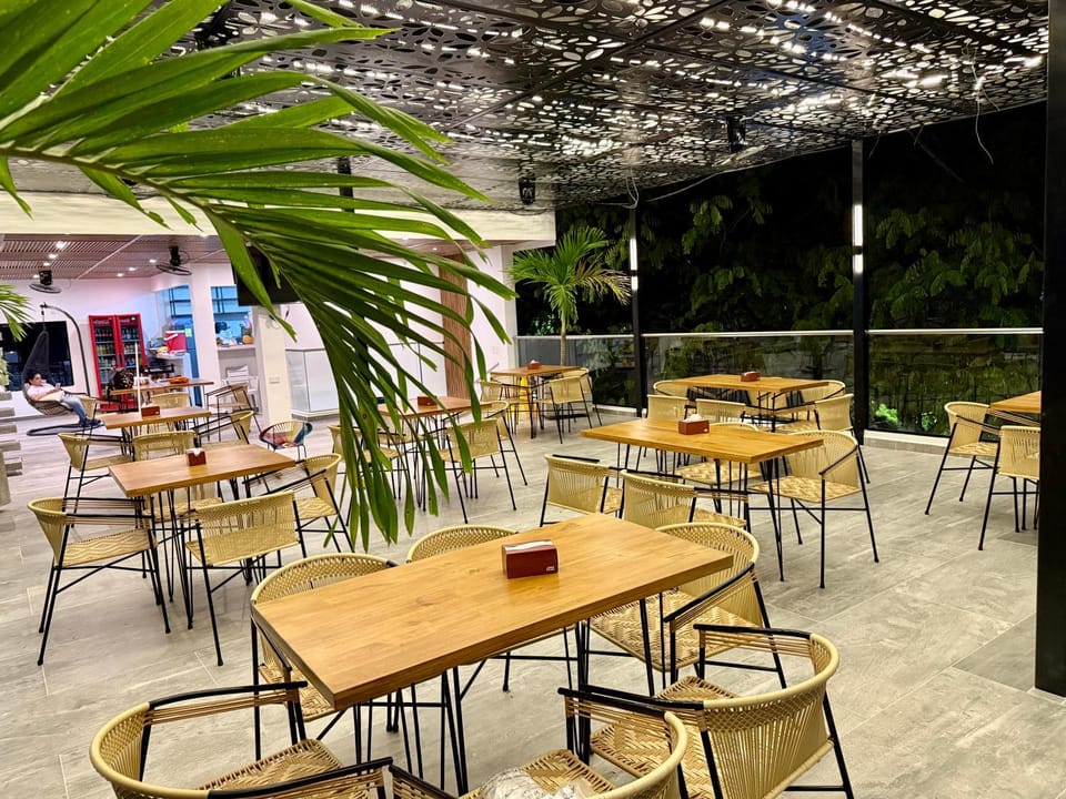 Restaurant/places to eat, Seating area