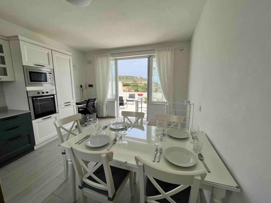 Kitchen or kitchenette, Dining area, minibar, pet friendly