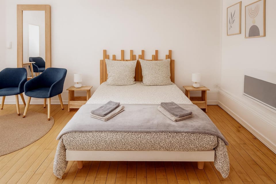 Bed, Photo of the whole room, Bedroom