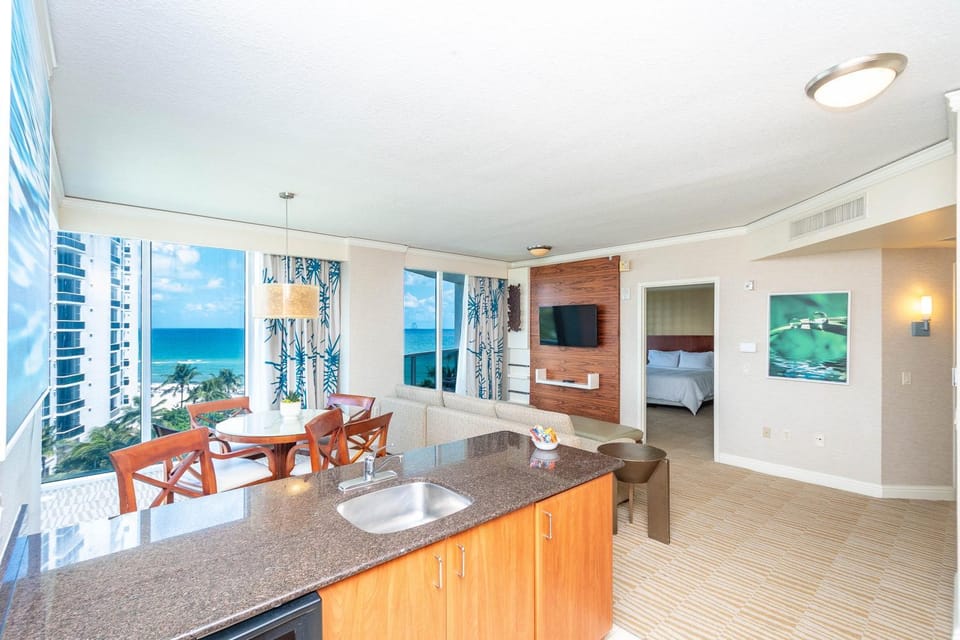 Kitchen or kitchenette, Living room