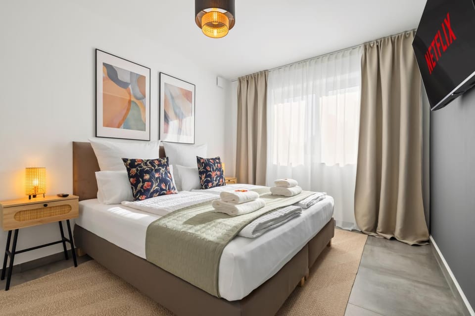 Bed, TV and multimedia, Bedroom, towels
