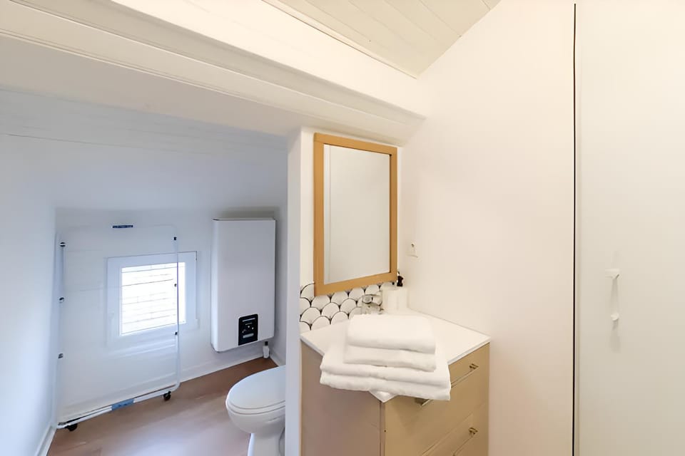 Toilet, Bathroom, towels
