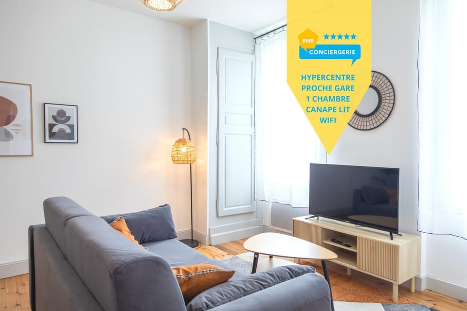 Property building, Communal lounge/ TV room, TV and multimedia, Living room, Seating area