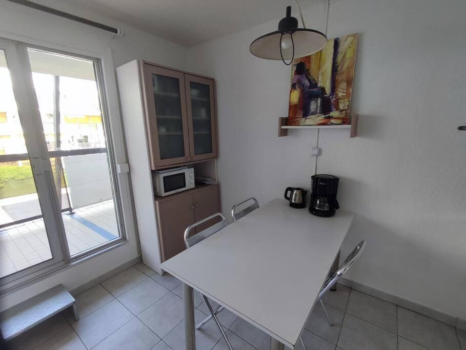 Dining area, minibar