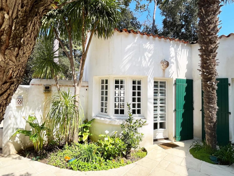 Studio with beautiful private garden on the forest in Domino Apartment in Saint-Georges-d'Oléron