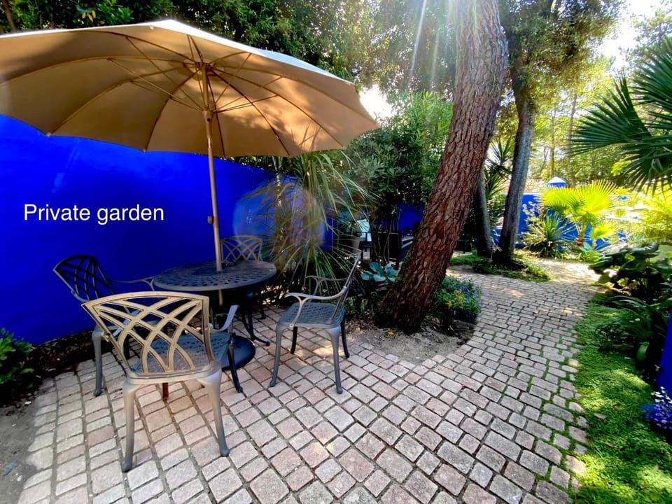 Studio with beautiful private garden on the forest in Domino Apartment in Saint-Georges-d'Oléron