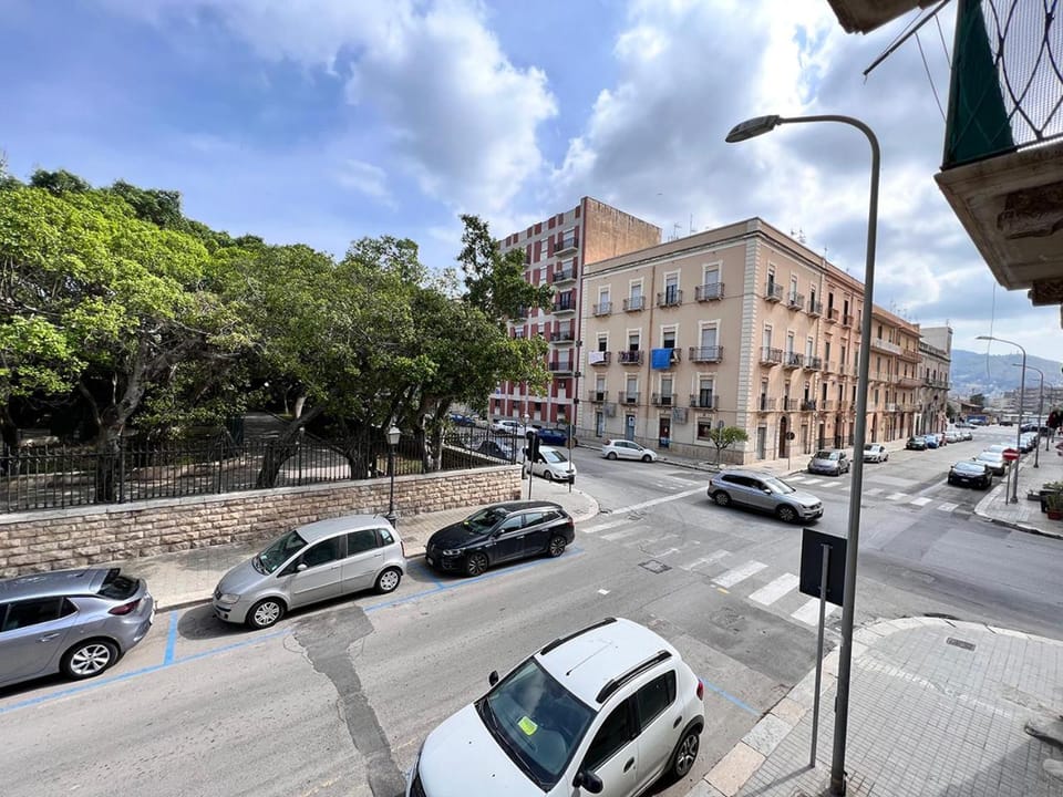 Neighbourhood, City view, Street view, Location, Parking
