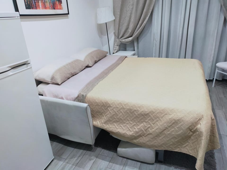 Bed, Living room