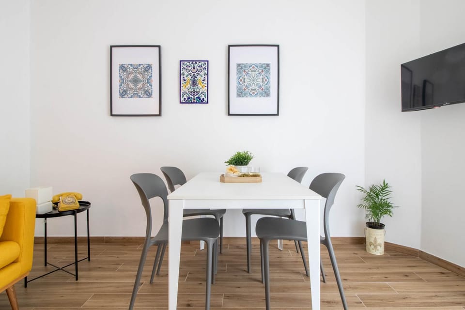 TV and multimedia, Living room, Seating area, Dining area