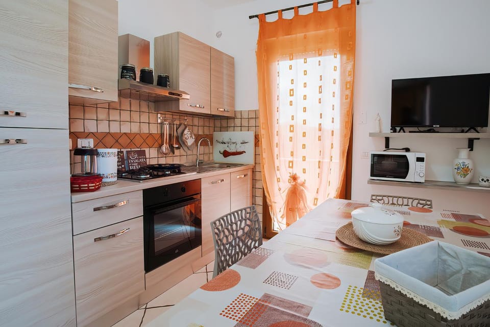 TV and multimedia, Coffee/tea facilities, Kitchen or kitchenette, Dining area, oven, stove